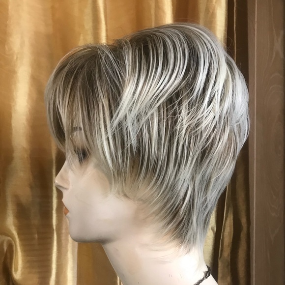 Short Light color blonde with highlights wig - Picture 4 of 5